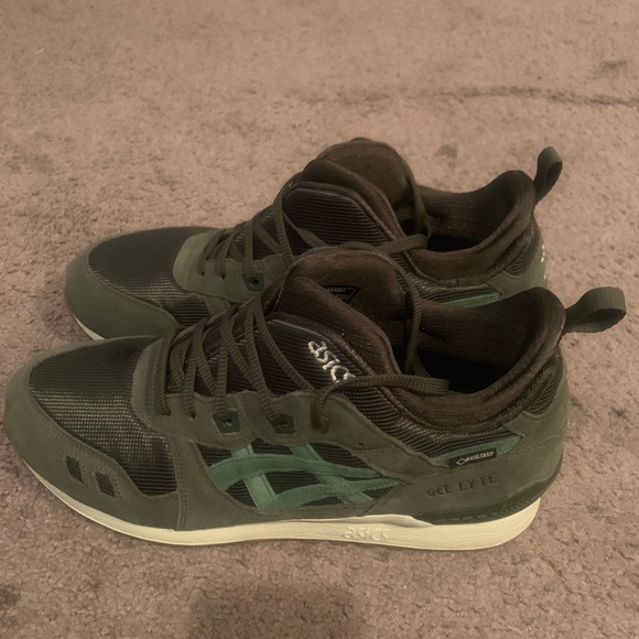 ASICS - Picture 2 of 5